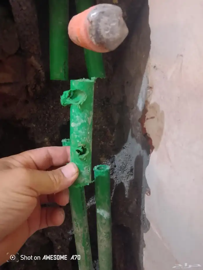 فني ...اصلاح ما اتلفه فني المغاسل بالخطأ في مواسير الحمام 3