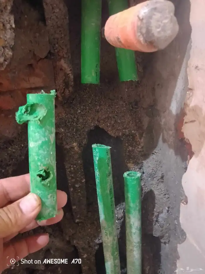 فني ...اصلاح ما اتلفه فني المغاسل بالخطأ في مواسير الحمام 2