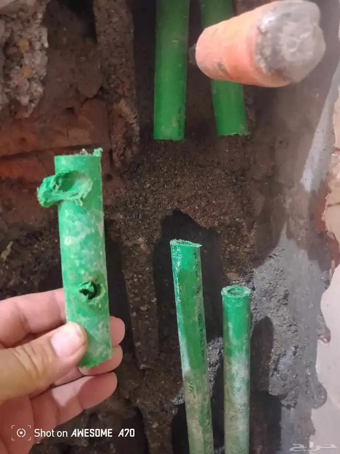 فني ...اصلاح ما اتلفه فني المغاسل بالخطأ في مواسير الحمام 1