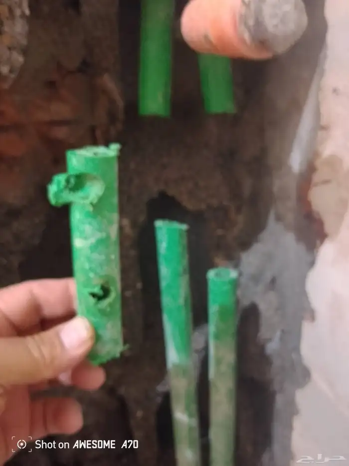 فني ...اصلاح ما اتلفه فني المغاسل بالخطأ في مواسير الحمام 0