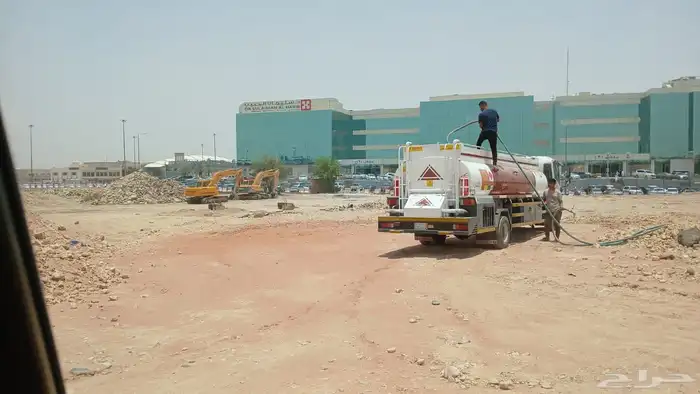 يوجد لدينا تريلات وقلابات للترحيل المخلفات بوكلينات حديثه لل 2