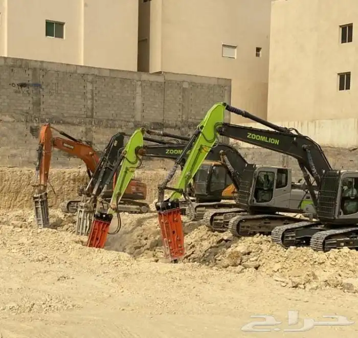 يوجد لدينا تريلات وقلابات للترحيل المخلفات بوكلينات حديثه لل 7