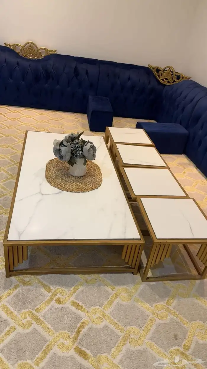 طاوله ارضيه رخام مستطيله معها اربع طاولات خدمه 0