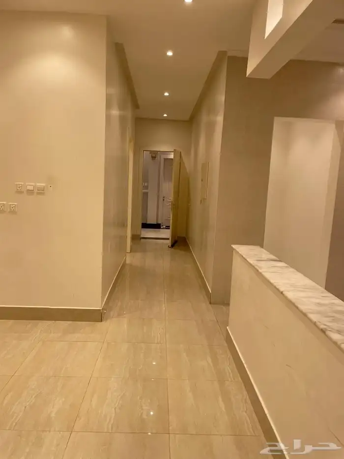 للبيع شقة أرضية في عمارة سكنية في الرياض في حي اليرموك 9