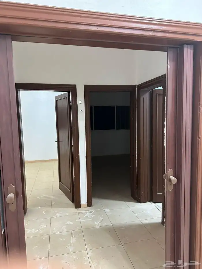 شقة للايجار في موقع مميز في حي الروضة 5