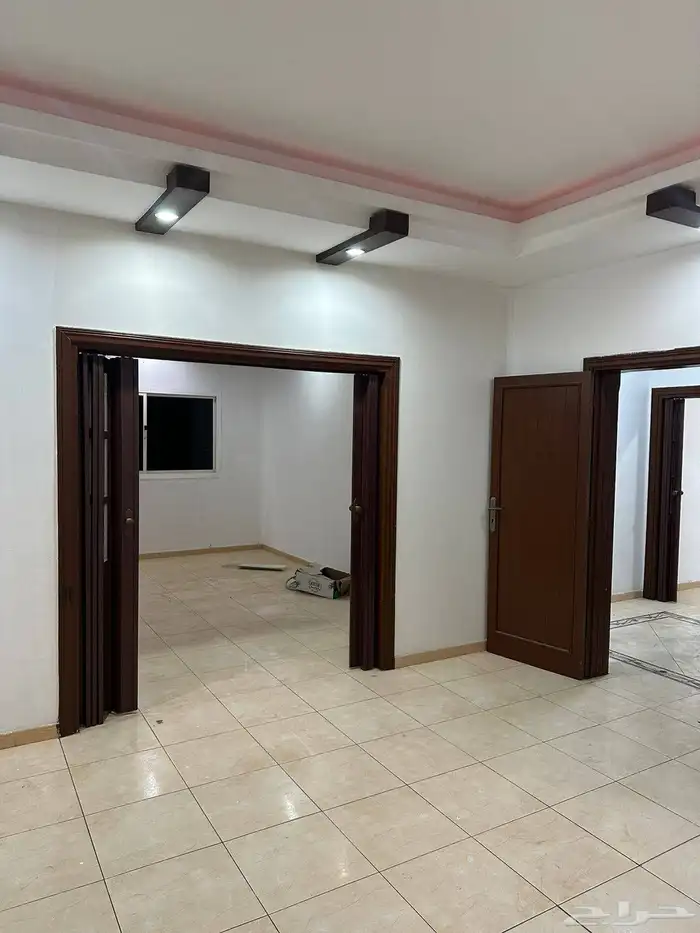 شقة للايجار في موقع مميز في حي الروضة 0