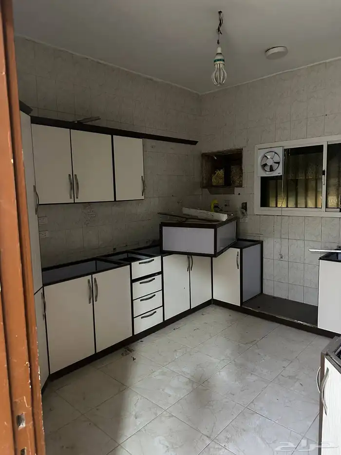 شقة للايجار في موقع مميز في حي الروضة 4