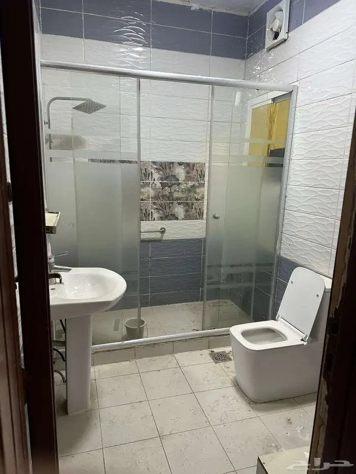 شقة للايجار في موقع مميز في حي الروضة 6