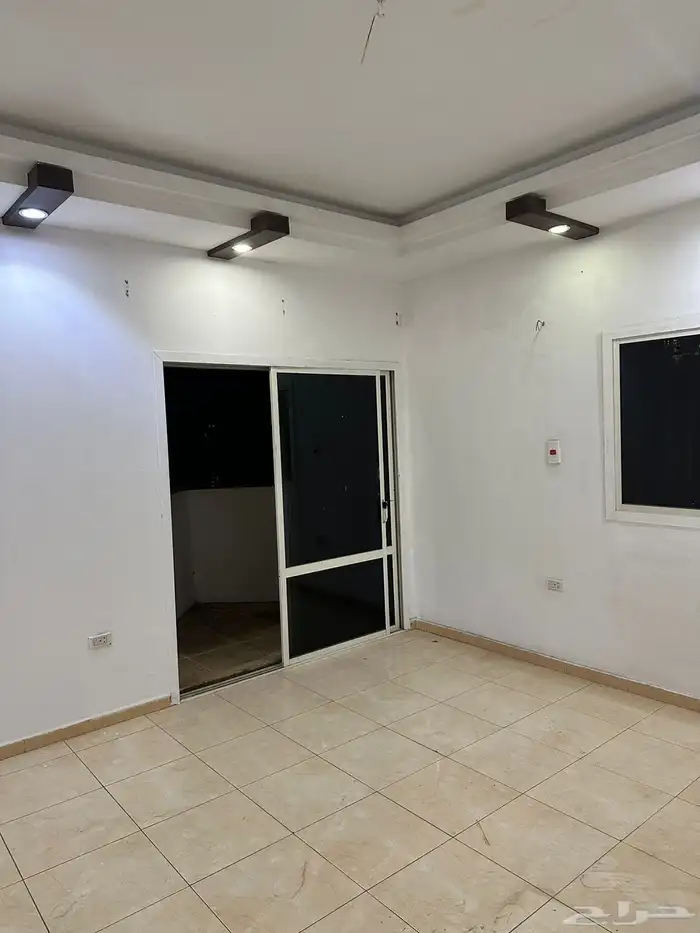 شقة للايجار في موقع مميز في حي الروضة 8