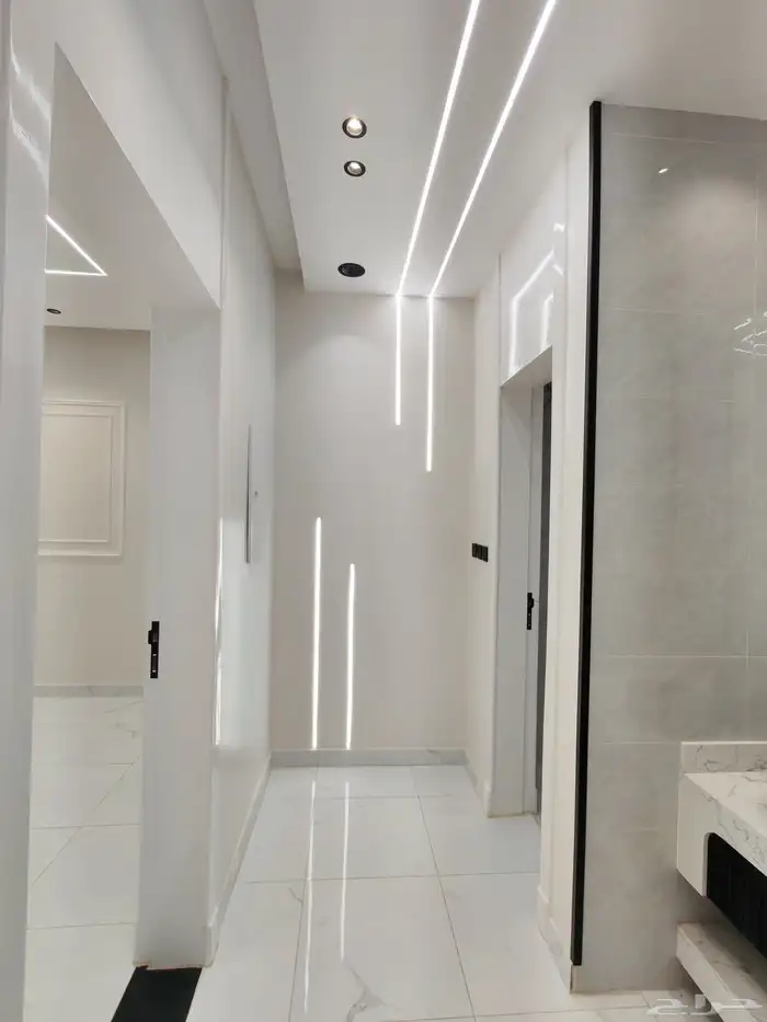 للبيع ادوار ارضيه ببايكه سياره تشطيب vip بحي الاسكان 7