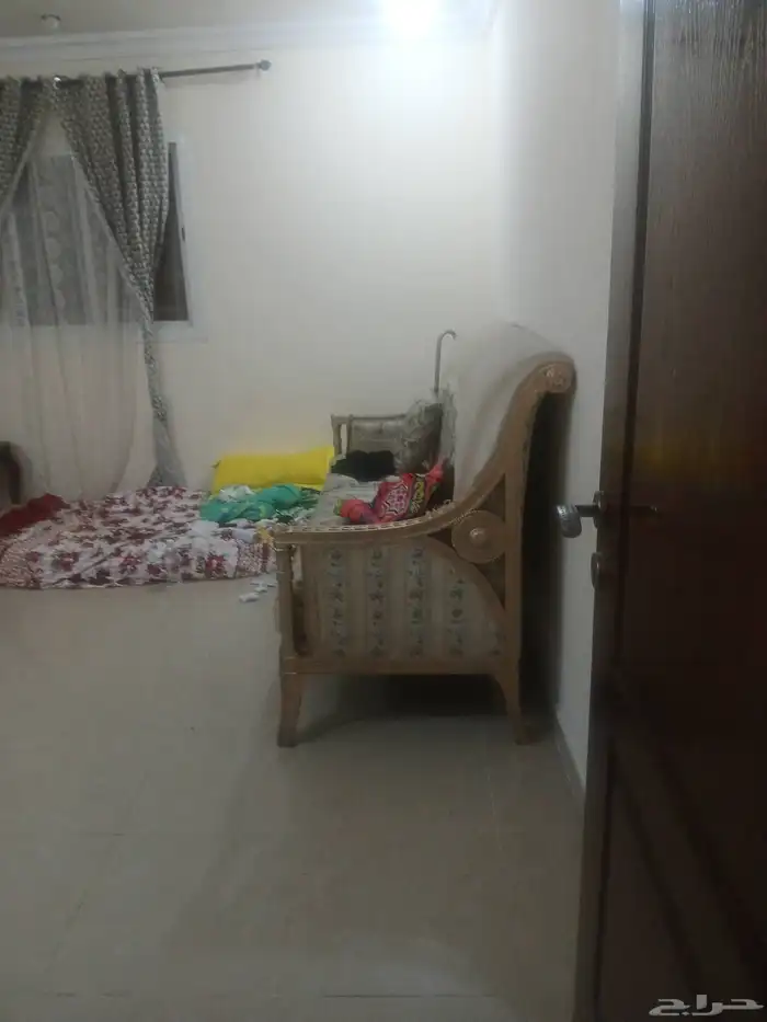 طقم كنب مع طقم طاولات 1