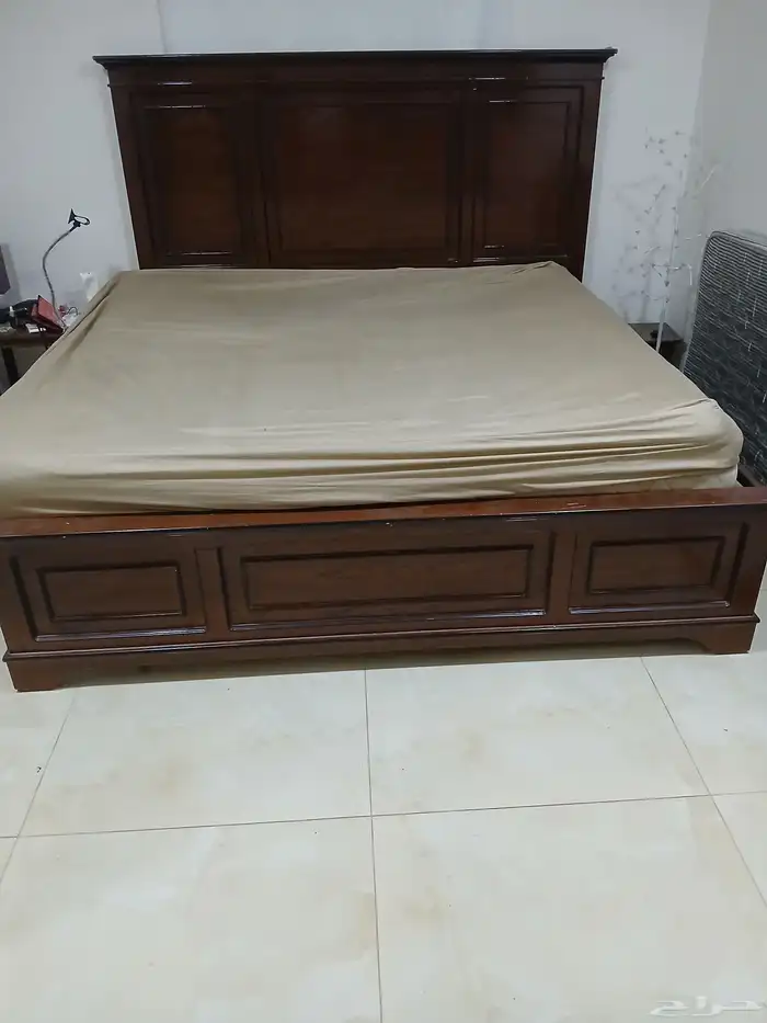 بيت نوم بحالة جيدة  كبيرة الحجم من ثلاث قطع مع مرتبة 0