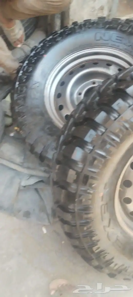 يوجد لدينا كفرات حجري كمال مقاس 285 70 17وجنوط هلل جيب 2