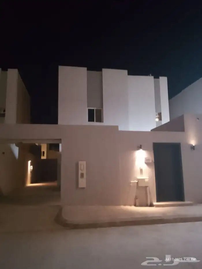للبيع فيلا مرهونه درج داخلي حي بوابه الشرق 0
