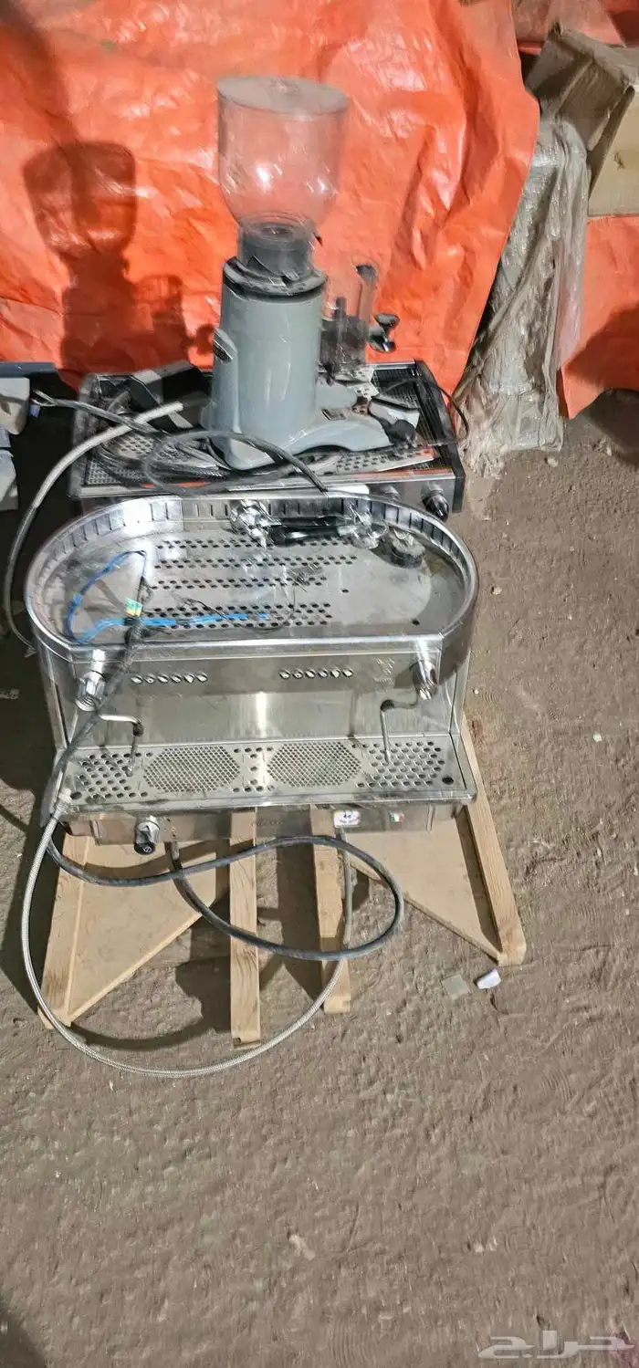 مكاين قهوه بحاله ممتازة للبيع مع مطحنت بن 0