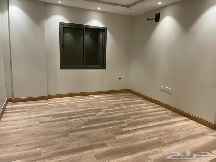 للإيجار شقة واسعة بالحمراء 3