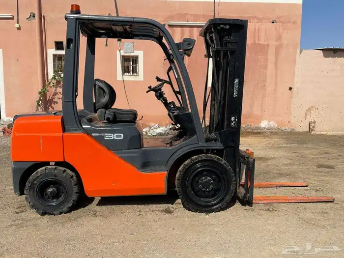 Forklifts to rent فور  لفر ايجار 0