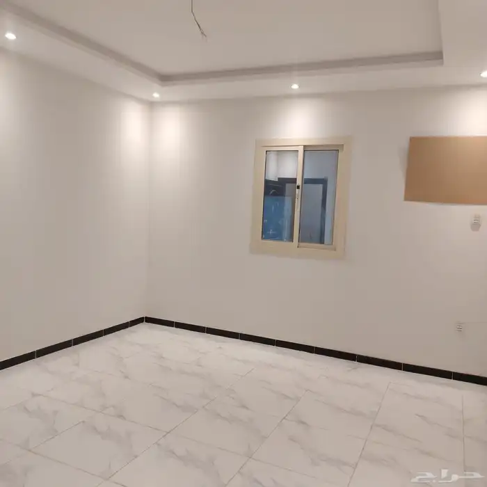 للبيع شقة جديدة بموقع مميز في حي الواحة 5