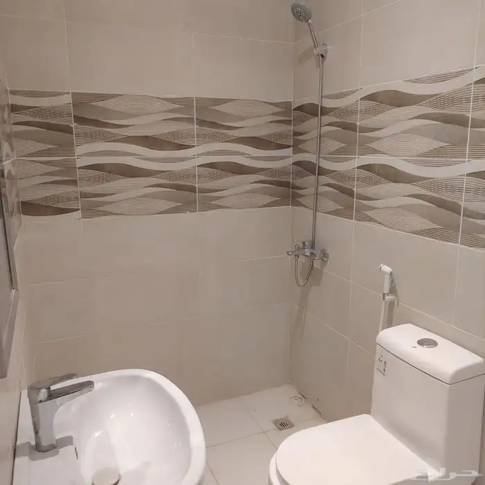 للبيع شقة جديدة بموقع مميز في حي الواحة 7