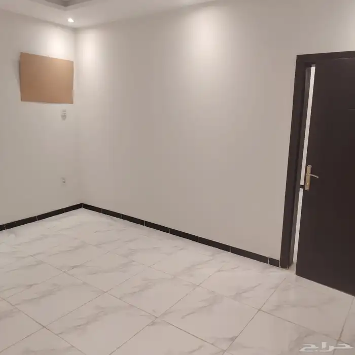 للبيع شقة جديدة بموقع مميز في حي الواحة 1