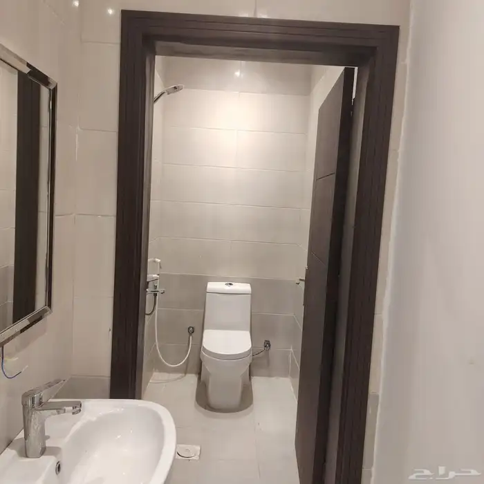 للبيع شقة جديدة بموقع مميز في حي الواحة 6