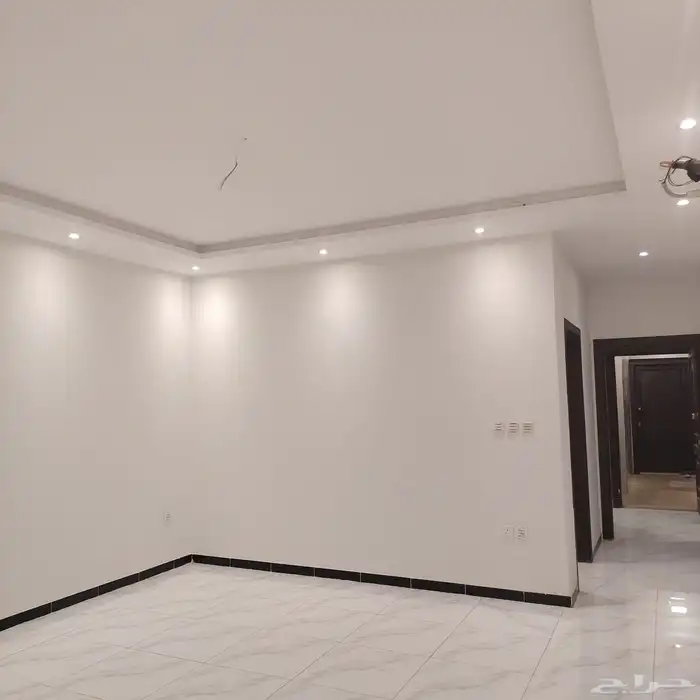 للبيع شقة جديدة بموقع مميز في حي الواحة 8