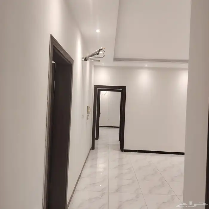 للبيع شقة جديدة بموقع مميز في حي الواحة 4