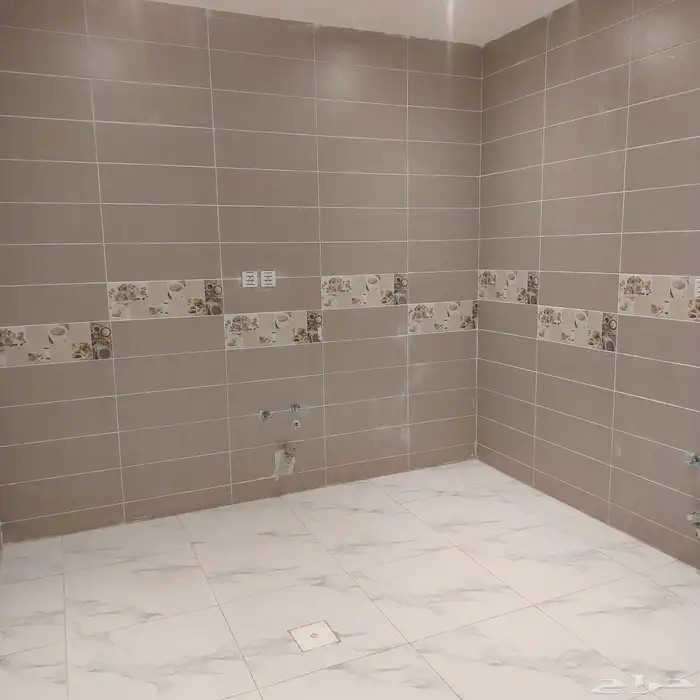 للبيع شقة جديدة بموقع مميز في حي الواحة 3