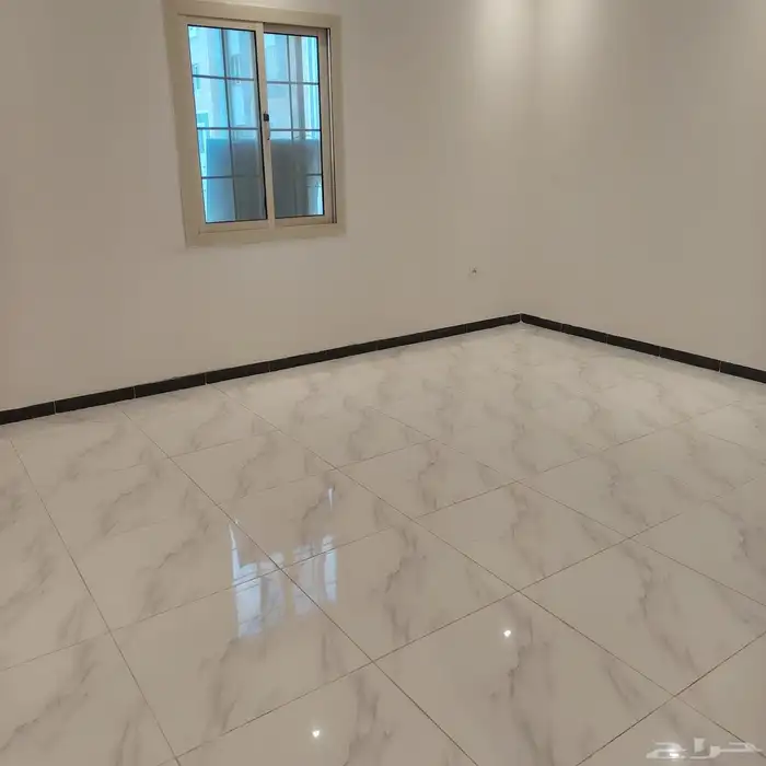 للبيع شقة جديدة بموقع مميز في حي الواحة 9