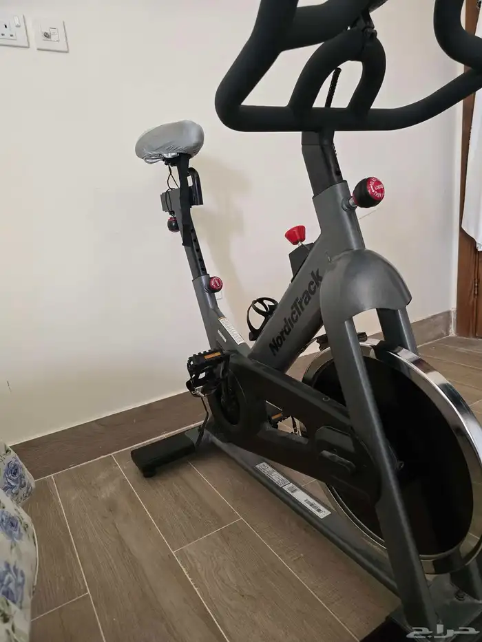 urgent sale  dinning table (8 seats)800 and bike 800. 1