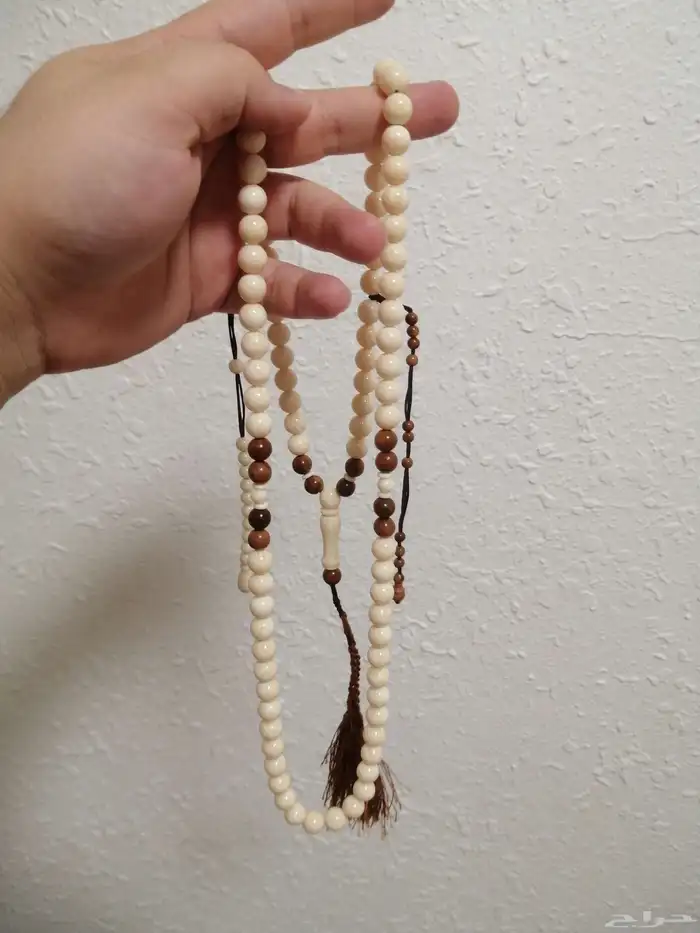 سبحة كهرمان لون عاجي مطعمة بكوك بني اصلي (جديدة) حبة كبيرة. 1