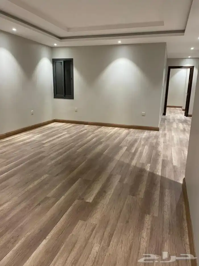 للإيجار شقة واسعة بالحمراء 1