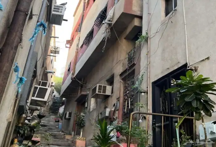 للبيع عمارتين سكنية مع مبنى سكني مع سور محوش في حي المعابدة 4