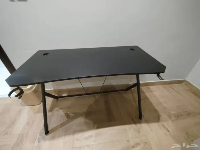 طاولة قمينق للبيع مقاس 160 يوجد بها حامل سمعات يوجد 2