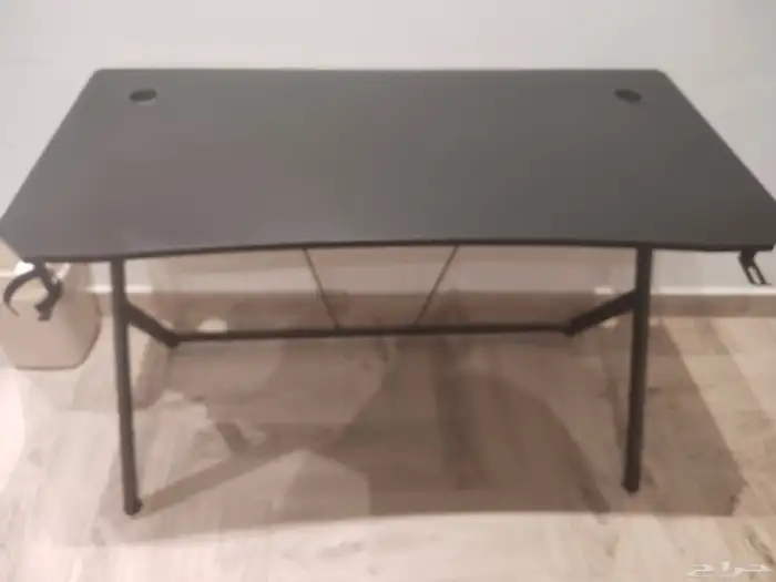 طاولة قمينق للبيع مقاس 160 يوجد بها حامل سمعات يوجد 1