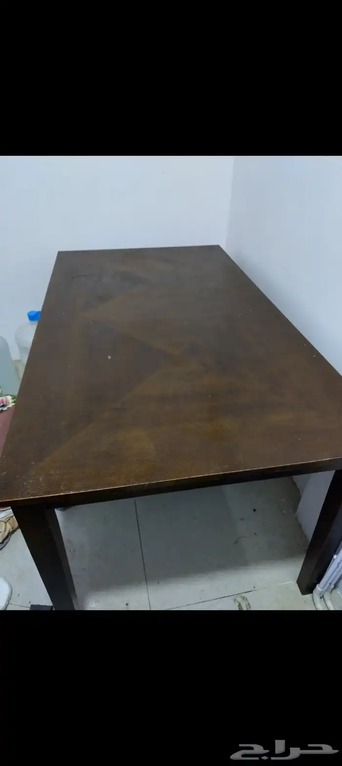 طاولة كبيرة وعدد ثلاثة سرائر حديد 1