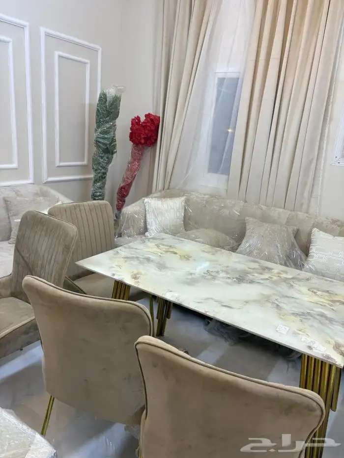 طاوله طعام رخام طبيعي جديده لم تستخدم شريتها ب 1150مع كراس 2