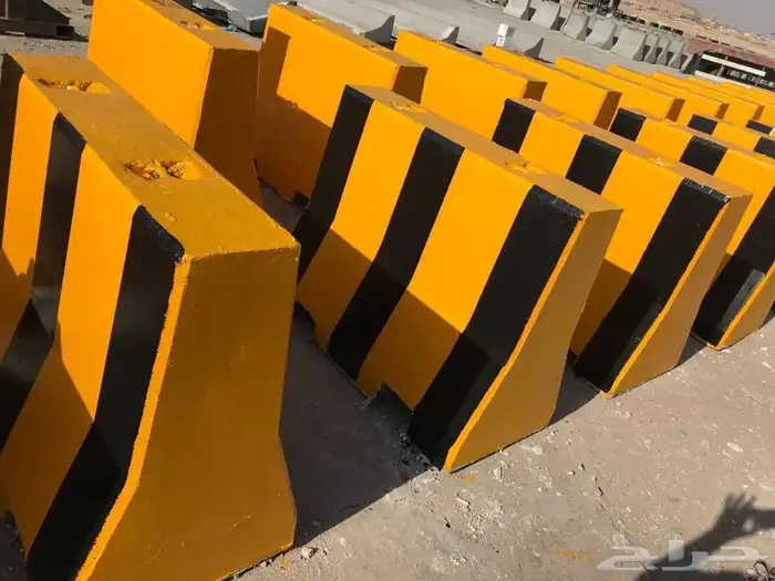 حواجز خرسانيه  مصدات سيارات قواعد اناره ومناهيل 4
