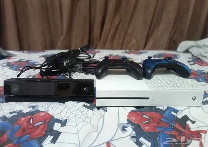 xbox one s with kinect and 2 controllers and 3 games 0