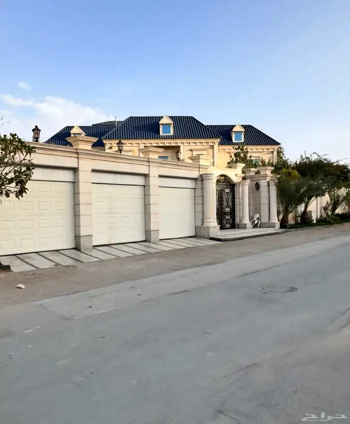 فرصة مميزة قصر كلاسيك مساحة 1600 حي الربيع بسعر مناسب 0