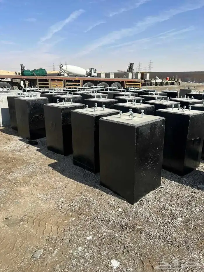 حواجز خرسانيه  مصدات سيارات قواعد اناره ومناهيل 3