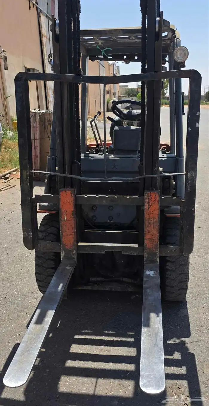 للبيع رافعه شوكيا 2 حركه تويوتا موديل 2002 ثنين طن ونص 4