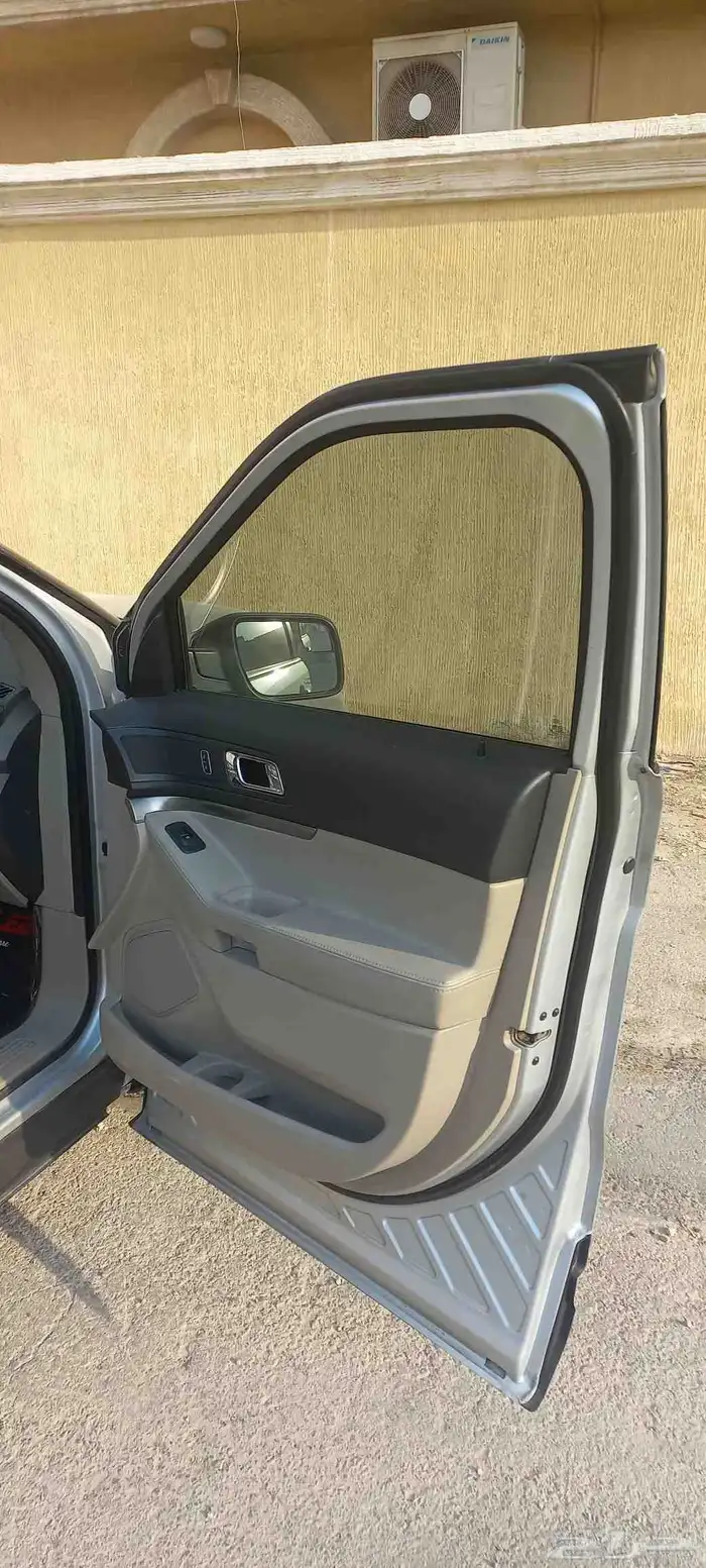 Ford Explorer Standard 10