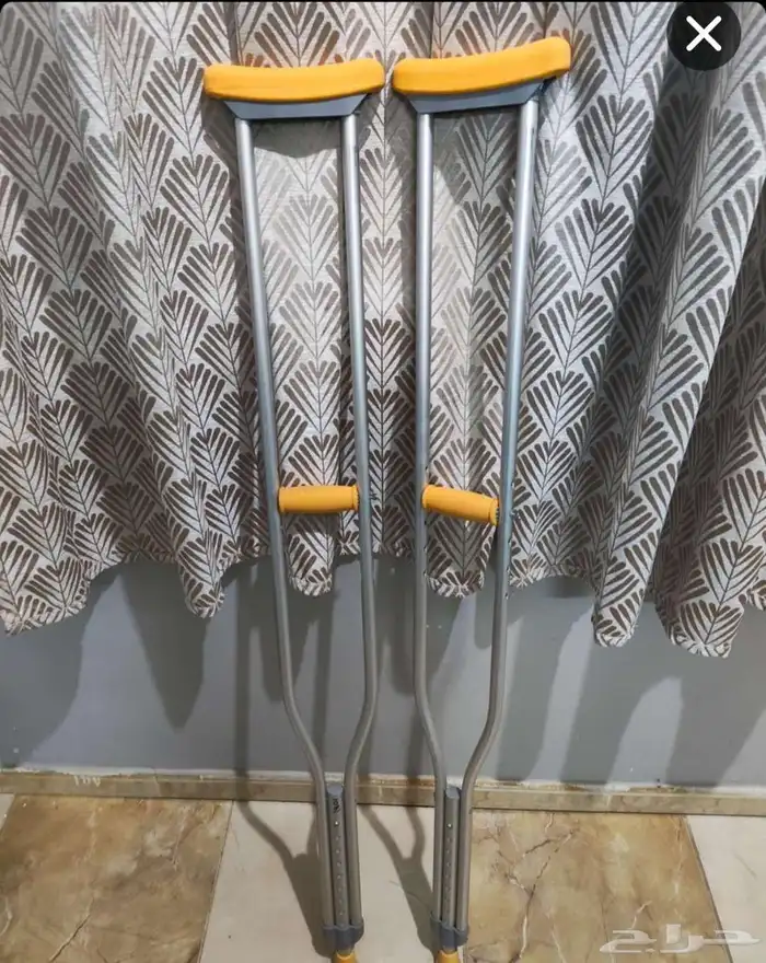 عكاز للبيع ب 100 ريال و في عكاز خشبي ب 120 ريال 0