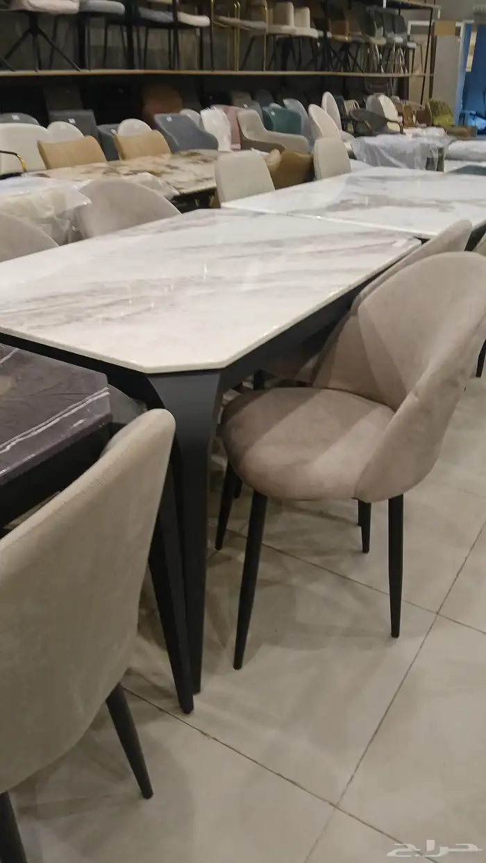 طاولات طعام رخام وخشب جلد وقماش 5