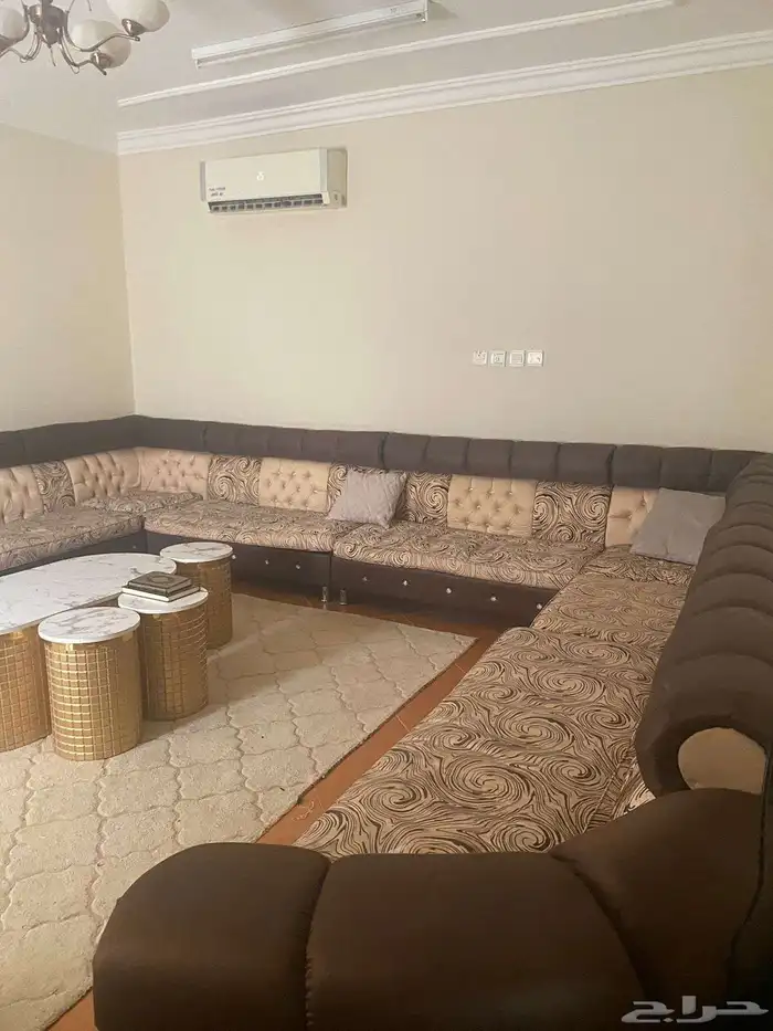 كنب مجلس كامل مع طاولات طقم للبيع نضيف 0