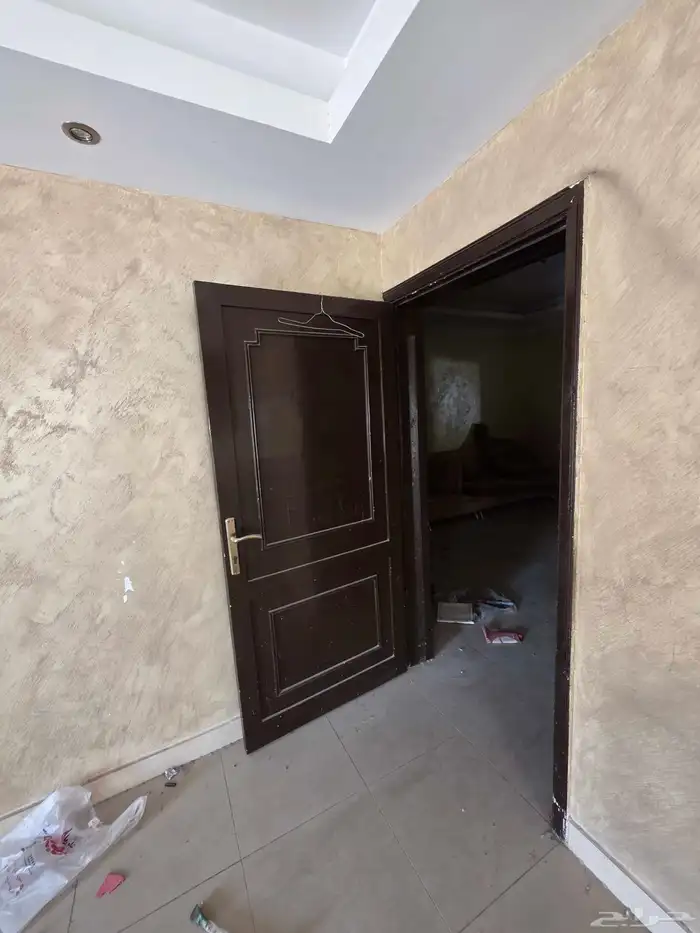 ابواب خشبية وحديد وشبابيك المنيوم مستعملة للبيع 0