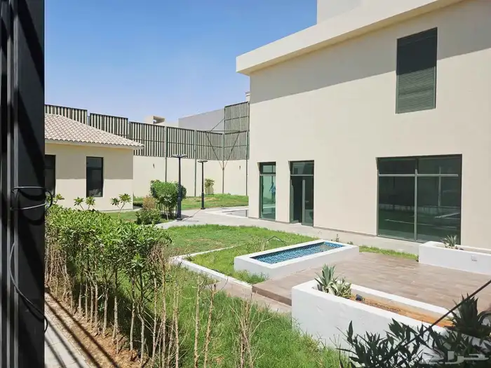 فلة سكنية كبيرة للايجار في حي النرجس 13