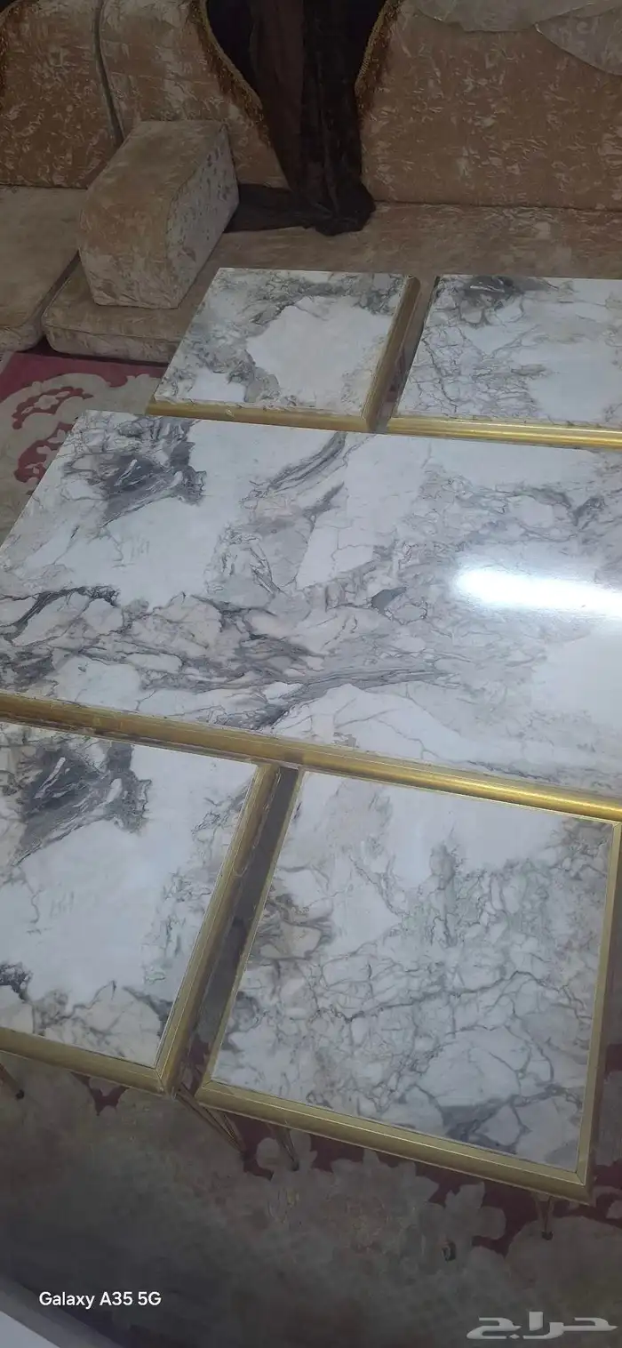 طقم طاولات كنب جرانيت شبيه الرخام باقي الاكياس عليها 1