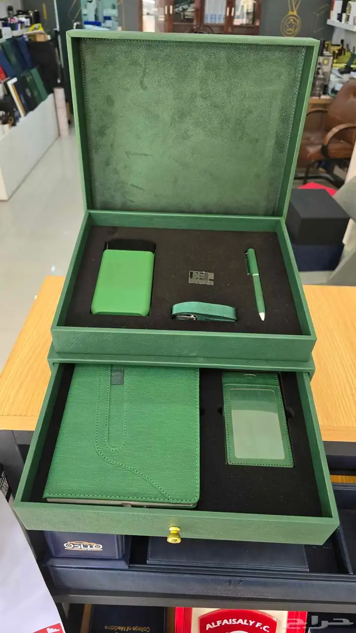 عمل بوكسات هدايا والطباعة عليها وبوكسات جلد وأوشحة 8